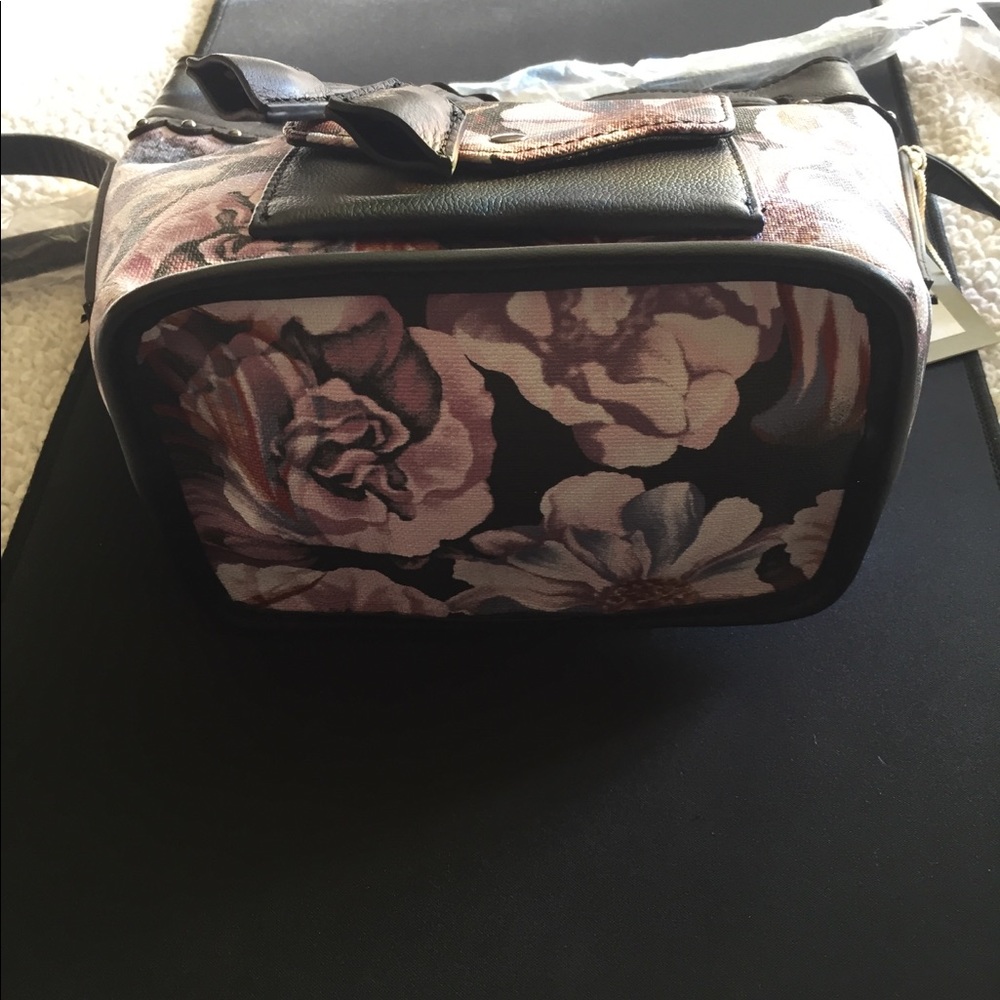 Isabella Fiore grey gardens drawstring crossbody, rare - Picture 8 of 11